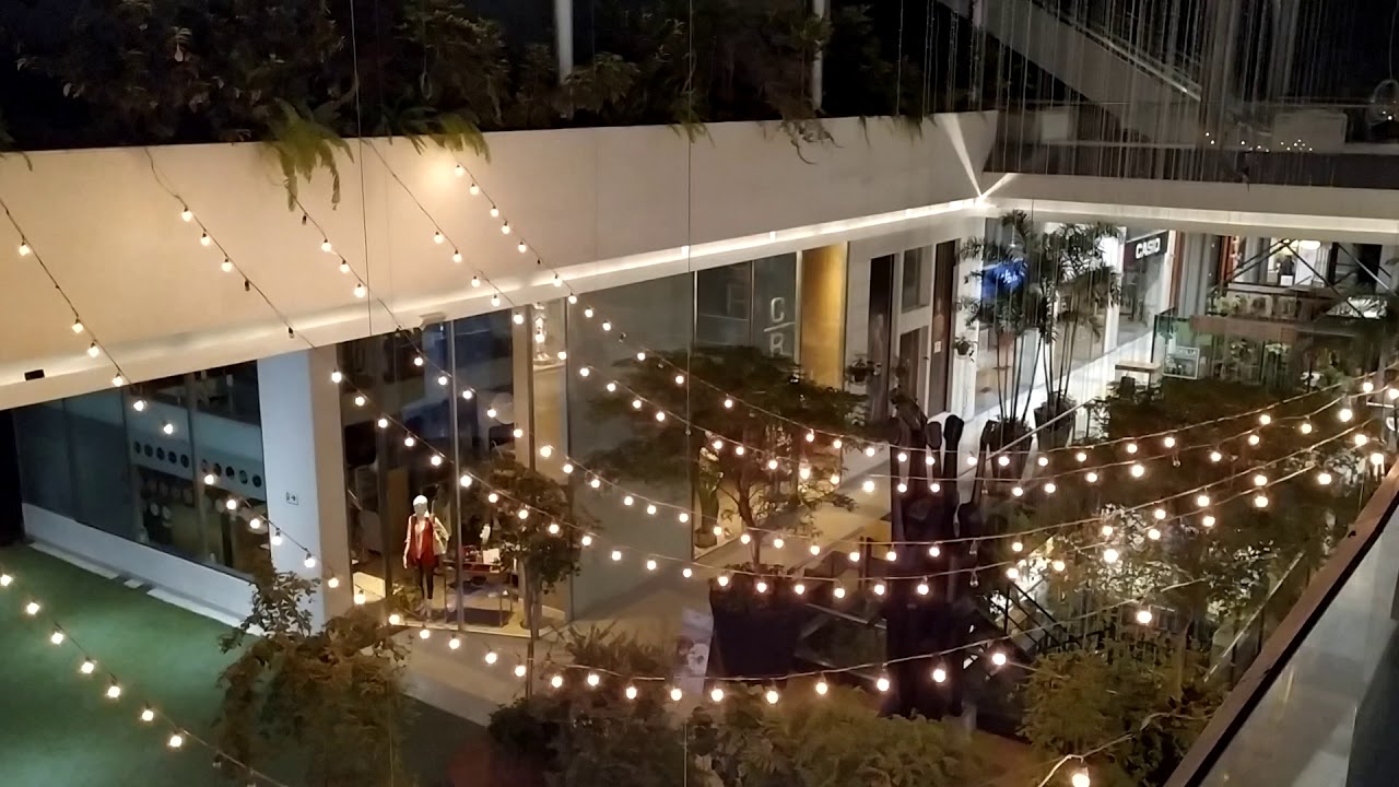 Compras y entretenimiento: Explora Oviedo en Medellín