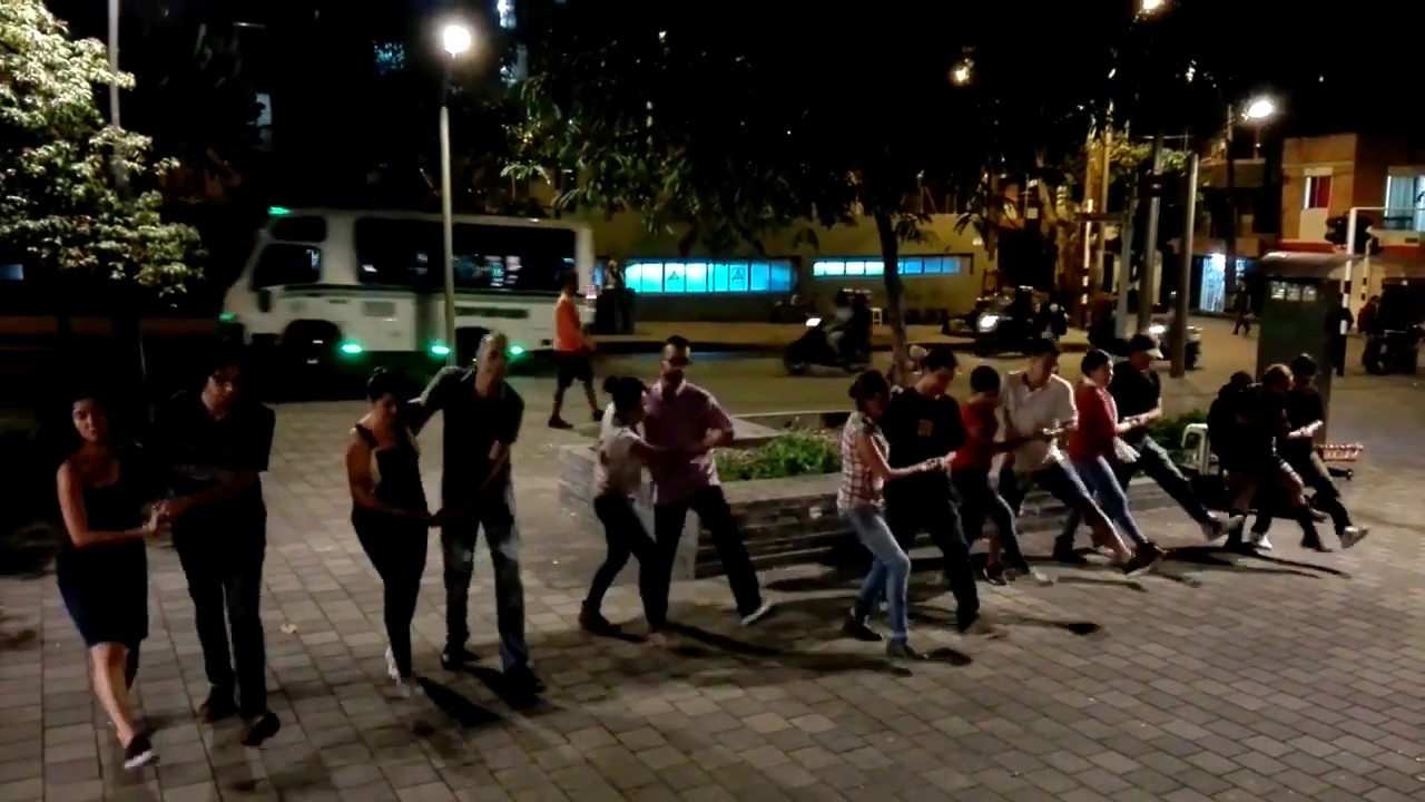 Historia y recreación al aire libre: Explora el Parque Bicentenario en Medellín