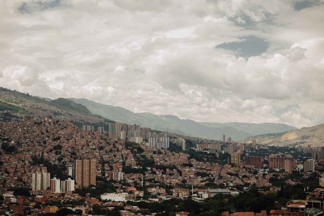 cerro que ofrece una vista panorámica de medellín
