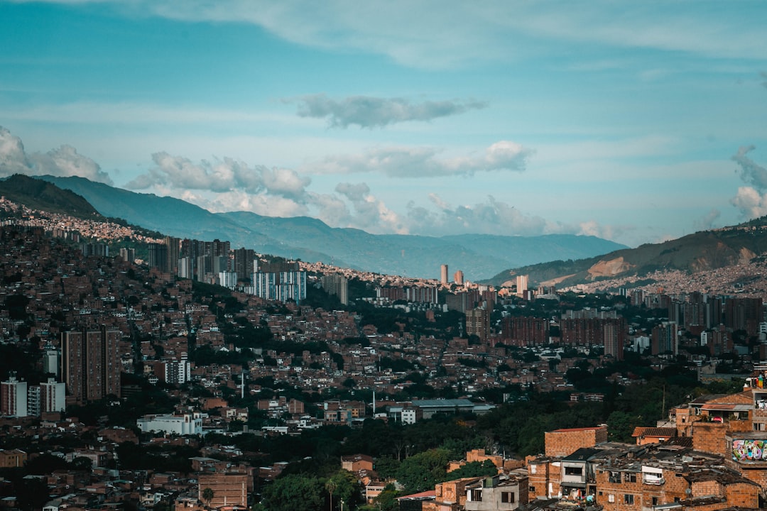cuantos barrios tiene medellin