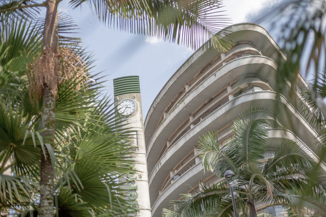 en que parte de medellin vive maluma