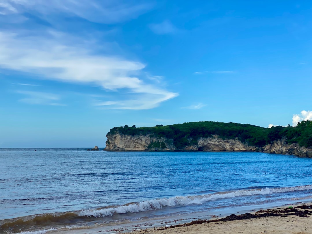 Descubre la Playa que Brilla: Tu Guía Completa para Visitar Este Paraíso